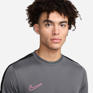 NIKE ACADEMY23 SS TOP IRON GREY/BLACK/SUNSET PULSE