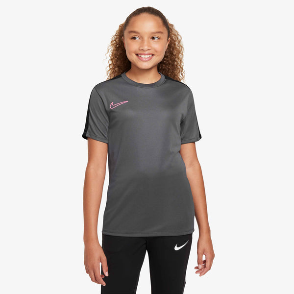 NIKE JR ACADEMY23 SS TOP IRON GREY/BLACK/SUNSET PULSE