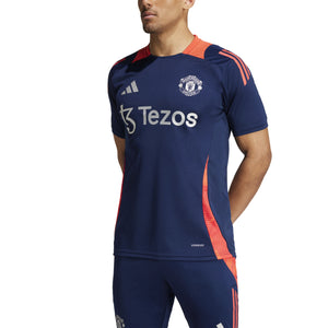 ADI MAN U 24-25 TR JERSEY NIGHT INDIGO/BRIGHT RED