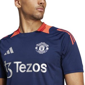 ADI MAN U 24-25 TR JERSEY NIGHT INDIGO/BRIGHT RED